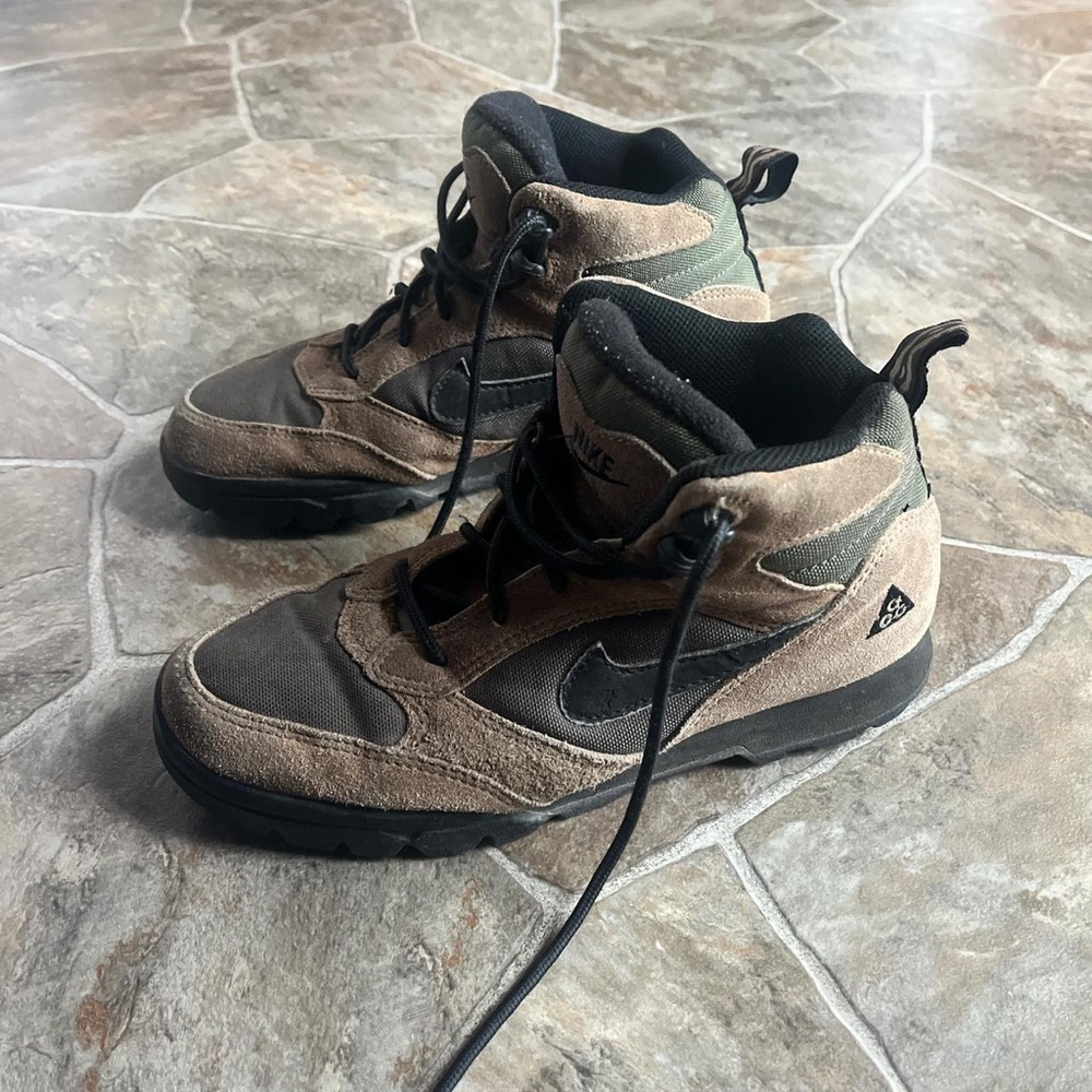 Vintage 1990’s Nike ACG Caldera Hiking Boots Brown Suede Women’s Size 7.5